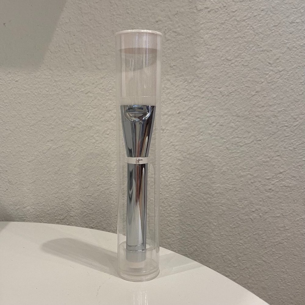 NWT Heavenly Skin Skin-Hugging Foundation Brush